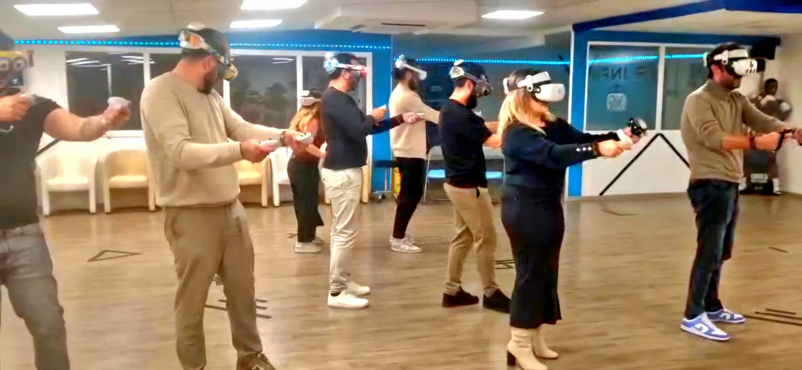 Groupe réuni autour d'une animation VR